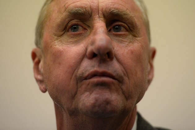 Dutch football legend Johan Cruyff looks on during a press conference to announce the collaboration between Johan Cruyff Institute and Autonomous University of Barcelona ( UAB ) to jointly develop activities of teaching, research and social solidarity, in Barcelona on November 19, 2015.  / AFP / JOSEP LAGO AND -        (Photo credit should read JOSEP LAGO/AFP/Getty Images)