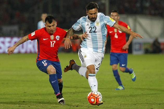 Chile's Gary Medel (L) and Argentina's Ezequiel Lavezzi vie for the ball during their Russia 2018 FIFA World Cup South American Qualifiers' football match, in Santiago on March 24, 2016.  AFP PHOTO / CLAUDIO REYES / AFP / Claudio Reyes        (Photo credit should read CLAUDIO REYES/AFP/Getty Images)