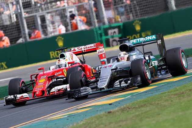 MELBOURNE, AUSTRALIA - MARCH 20:  Sebastian Vettel of Germany and Ferrari drives next to Lewis Hamilton of Great Britain and Mercedes GP during the Australian Formula One Grand Prix at Albert Park on March 20, 2016 in Melbourne, Australia.  (Photo by Mark Thompson/Getty Images)