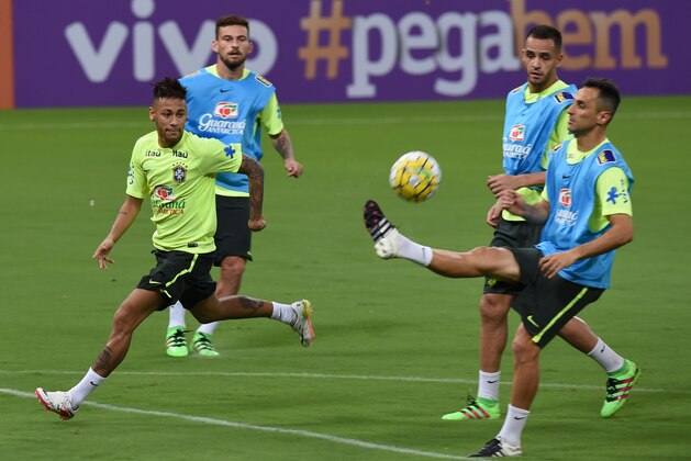 Brazilian national football players Neymar (L) and Lucas take part in a training session at Arena Pernambuco stadium in Recife Brazil on March 24, 2016. Brazil will face Uruguay on March 25 and Paraguay March 29 in FIFA World Cup Russia 2018 South American qualifier matches.               AFP PHOTO / VANDERLEI ALMEIDA / AFP / VANDERLEI ALMEIDA        (Photo credit should read VANDERLEI ALMEIDA/AFP/Getty Images)
