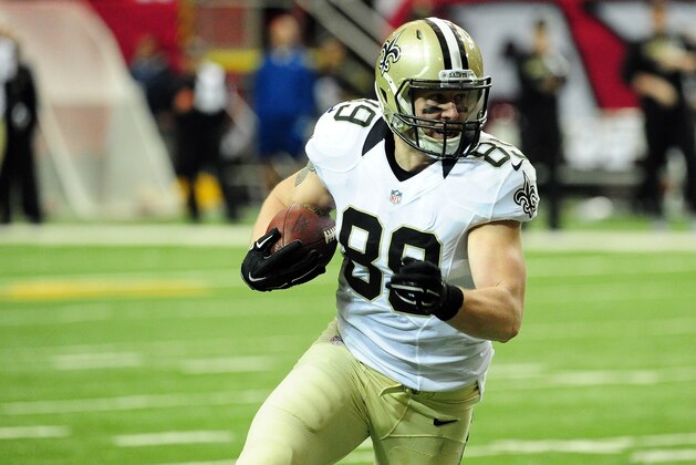 ATLANTA, GA - JANUARY 03:  Josh Hill #89 of the New Orleans Saints runs after a catch during the first half against the Atlanta Falcons at the Georgia Dome on January 3, 2016 in Atlanta, Georgia.  (Photo by Scott Cunningham/Getty Images)