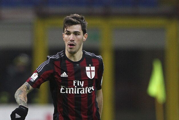 MILAN, ITALY - JANUARY 13:  Alessio Romagnoli of AC Milan in action during the TIM Cup match between AC Milan and Carpi FC at Stadio Giuseppe Meazza on January 13, 2016 in Milan, Italy.  (Photo by Marco Luzzani/Getty Images)