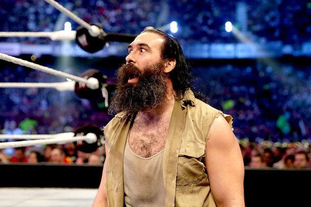 Luke Harper at ringside.