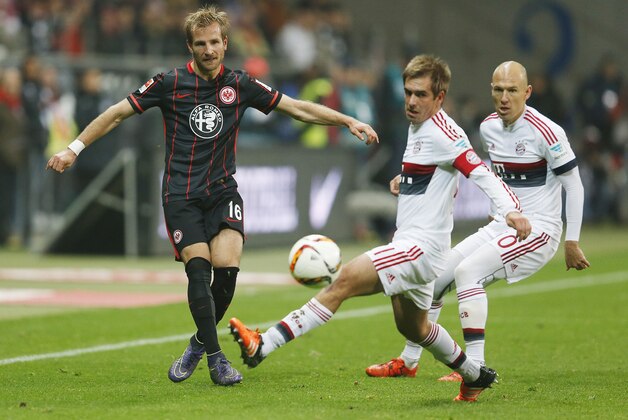 Frankfurt's Stefan Aigner, left, and Bayern's Philipp Lahm, center, and Arjen Robben challenge for the ball during a German Bundesliga soccer match between Eintracht Frankfurt and Bayern Munich in Frankfurt, Germany, Friday, Oct. 30, 2015. (AP Photo/Michael Probst)