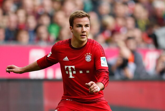 MUNICH, GERMANY - OCTOBER 04:  Mario Goetze of Bayern Muenchen runs with the ball during the Bundesliga match between FC Bayern Muenchen and Borussia Dortmund at Allianz Arena on October 4, 2015 in Munich, Germany.  (Photo by Boris Streubel/Getty Images)