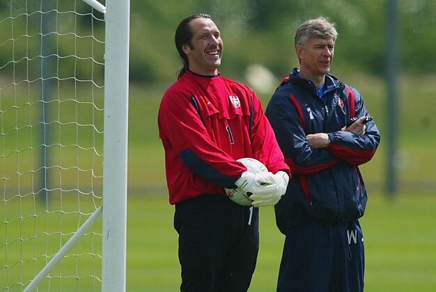 LONDON - MAY 15: Arsenal manager Arsene Wenger (R) and goalkeeper David Seaman share a joke during traing on May 15, 2003 at Arsenals training ground in London. (Photo by Phil Cole/Getty Images) LONDON - MAY 15: Arsenal manager Arsene Wenger (R) and goalkeeper David Seaman share a joke during traing on May 15, 2003 at Arsenals training ground in London. (Photo by Phil Cole/Getty Images)