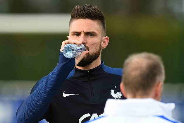 France's forward Olivier Giroud drinks after a training session in Clairefontaine-en-Yvelines on March 26, 2016 ahead of a friendly football match against Russia. / AFP / FRANCK FIFE        (Photo credit should read FRANCK FIFE/AFP/Getty Images)