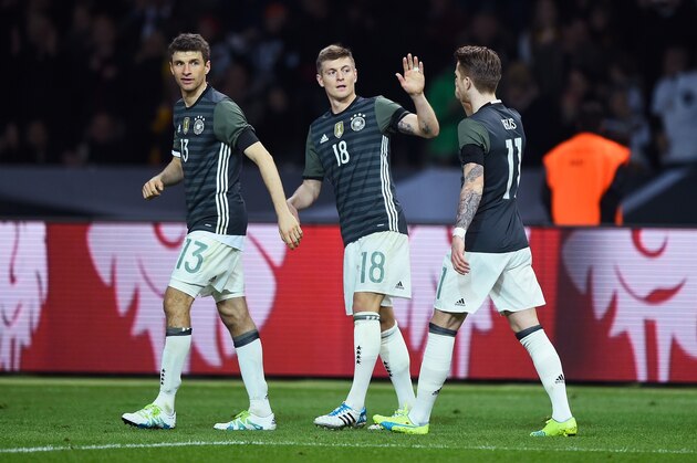BERLIN, GERMANY - MARCH 26: Toni Kroos (C) of Germany celebrates scoring his team's first goal with his team mate Thomas Mueller (L) and Marco Reus (R) during the International Friendly match between Germany and England at Olympiastadion on March 26, 2016 in Berlin, Germany.  (Photo by Mike Hewitt/Getty Images)
