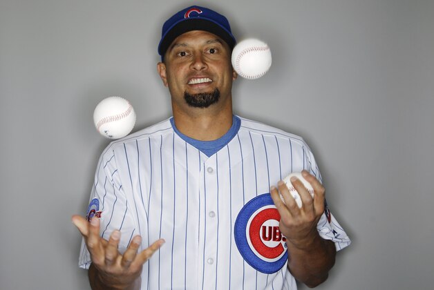 Chicago Cubs' Shane Victorino juggles some baseballs during the teams photo day Monday, Feb. 29, 2016, in Mesa, Ariz. (AP Photo/Morry Gash)