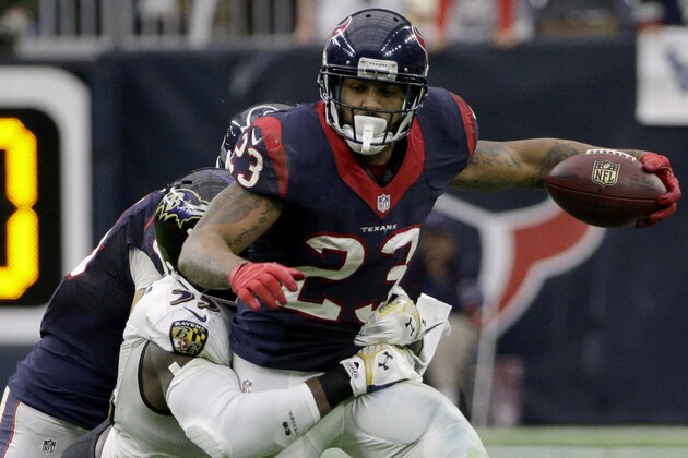 Arian Foster, de los Texans de Houston, trata de escapársele a Terrell Suggs, de los Ravens de Baltimore, el domingo 21 de diciembre de 2014 (AP Foto/David J. Phillip)