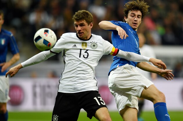 Germany's midfielder Thomas Mueller and Italy´s Matteo Darmian vie for the ball during the friendly football match Germany vs Italy in Munich, southern Germany on March 29, 2016. / AFP / PATRIK STOLLARZ        (Photo credit should read PATRIK STOLLARZ/AFP/Getty Images)