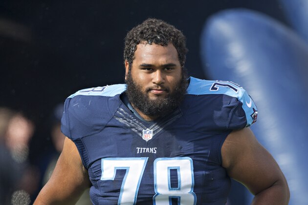 NASHVILLE, TN - NOVEMBER 15:  Joe Looney #78 of the Tennessee Titans runs onto the field before a game against the Carolina Panthers at Nissan Stadium on November 15, 2015 in Nashville, Tennessee.  (Photo by Wesley Hitt/Getty Images)