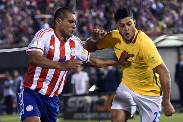 Paraguay's Paulo da Silva (L) vies with Brazil's Hulk during their Russia 2018 FIFA World Cup South American Qualifiers' football match in Asuncion, on March 29, 2016.     AFP PHOTO / PABLO BURGOS / AFP / PABLO BURGOS        (Photo credit should read PABLO BURGOS/AFP/Getty Images)