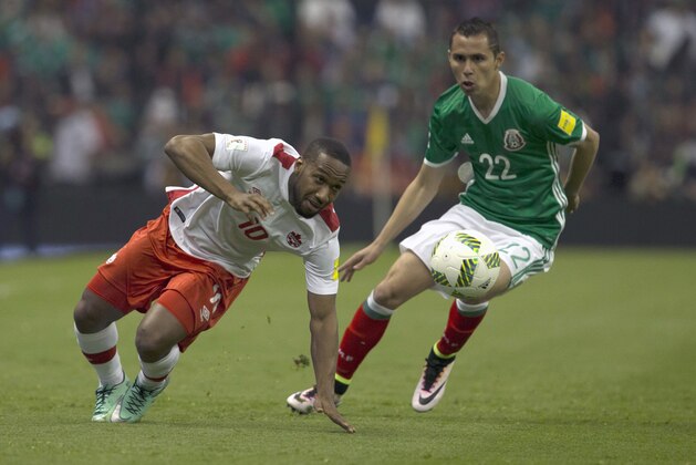 Canada's Junior Hoilett, left, competes for the ball with Mexico's Paul Aguilar during a World Cup qualifying soccer match in Mexico City, Tuesday, March 29, 2016. (AP Photo/Christian Palma)