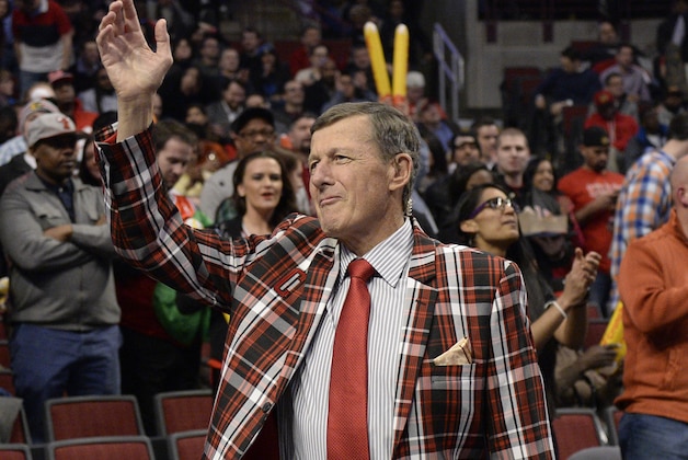 Craig Sager, acknowledges the crowd during a timeout of a game between the Chicago Bulls and the Oklahoma City Thunder, Thursday, March 5, 2015 in Chicago. Craig Sager returned to his familiar spot on the NBA sideline Thursday after being treated for leukemia.  (AP Photo/David Banks)
