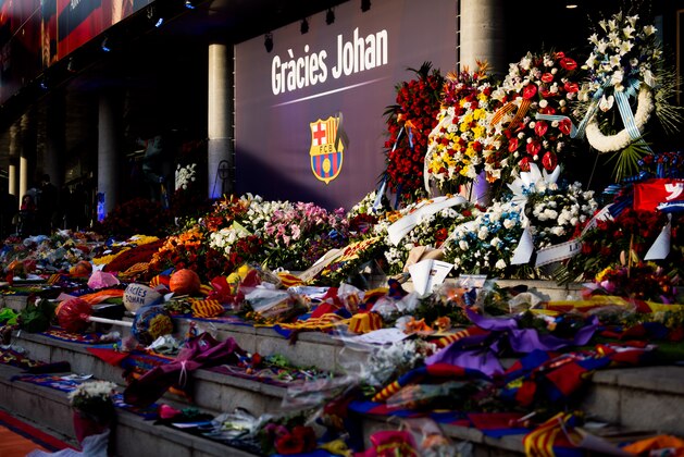 BARCELONA, SPAIN - MARCH 29: Flowers and gifts left by people to pay tribute to late Dutch football star Johan Cruyff are seen in a special condolence area set up at Camp Nou stadium on March 29, 2016 in Barcelona, Spain.  Former player and coach of FC Barcelona Johan Cruyff died on March 24, 2016 at the age of 68 after losing a battle with lung cancer. (Photo by Alex Caparros/Getty Images)
