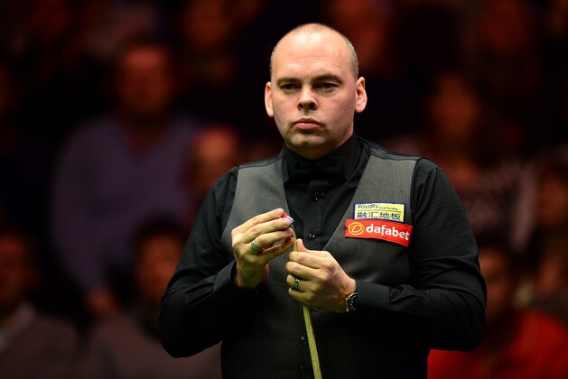 LONDON, ENGLAND - JANUARY 15:  Stuart Bingham of England looks on during his quarter final match against John Higgins of Scotland during Day Six of The Dafabet Masters at Alexandra Palace on January 15, 2016 in London, England.  (Photo by Dan Mullan/Getty Images)