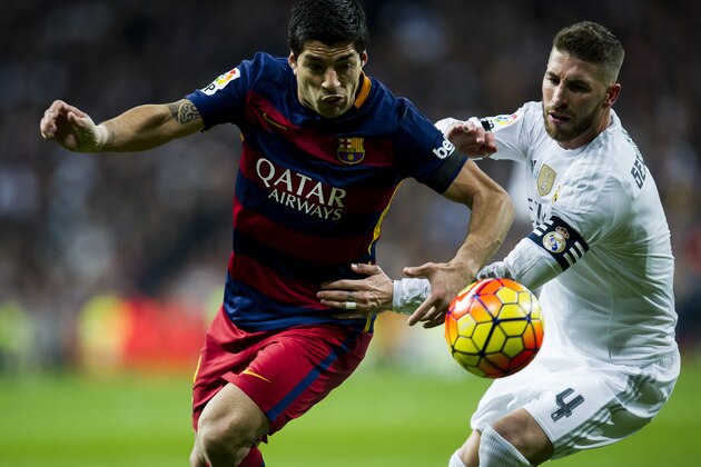 MADRID, SPAIN - NOVEMBER 21:  Sergio Ramos of Real Madrid duels for the ball with Luis Suarez of Barcelona during the La Liga match between Real Madrid CF and FC Barcelona at Estadio Santiago Bernabeu on November 21, 2015 in Madrid, Spain.  (Photo by Juan Manuel Serrano Arce/Getty Images)
