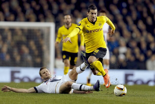 Dortmund's Henrikh Mkhitaryan, right, and Tottenham’s Eric Dier, left, challenge for the ball during the Europa League round of 16 second leg soccer match between Tottenham Hotspur and Borussia Dortmund in London, Great Britain, Thursday, March 17, 2016. (AP Photo/Frank Augstein)