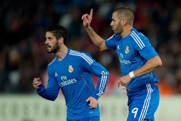 ALMERIA, SPAIN - NOVEMBER 23: Karim Benzema (R) of Real Madrid CF celebrates scoring their second goal with teammate Francisco Roman Alarcon alias Isco (L) during the La Liga match between UD Almeria and Real Madrid CF at Estadio de Los Juegos Mediterraneos on November 23, 2013 in Almeria, Spain.  (Photo by Gonzalo Arroyo Moreno/Getty Images)