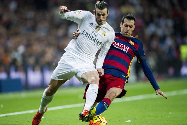 MADRID, SPAIN - NOVEMBER 21:  Gareth Bale of Real Madrid duels for the ball with Sergio Busquets of Barcelona during the La Liga match between Real Madrid CF and FC Barcelona at Estadio Santiago Bernabeu on November 21, 2015 in Madrid, Spain.  (Photo by Juan Manuel Serrano Arce/Getty Images)