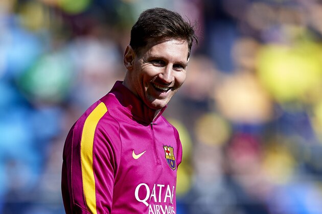 VILLARREAL, SPAIN - MARCH 20:  Lionel Messi of Barcelona looks on prior to the La Liga match between Villarreal CF and FC Barcelona at El Madrigal on March 20, 2016 in Villarreal, Spain.  (Photo by Manuel Queimadelos Alonso/Getty Images)