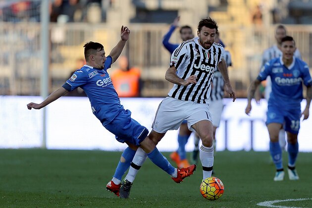 EMPOLI, ITALY - NOVEMBER 08: Mario Rui of Empoli FC battles for the ball with Andrea Barzagli of Juventus FC during the Serie A match between Empoli FC and Juventus FC at Stadio Carlo Castellani on November 8, 2015 in Empoli, Italy.  (Photo by Gabriele Maltinti/Getty Images)