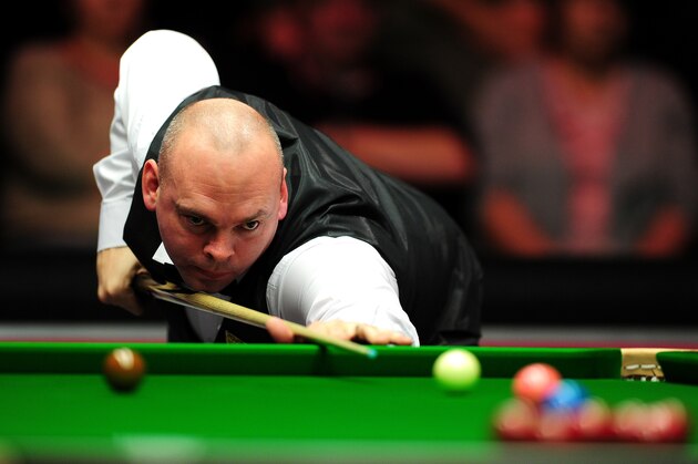 LONDON, ENGLAND - JANUARY 10:  Stuart Bingham of England plays a shot against Ding Junhui of China during Day One of the Dafabet Masters at Alexandra Palace on January 10, 2016 in London, England.  (Photo by Dan Mullan/Getty Images)