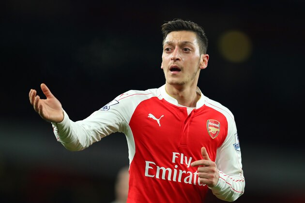 LONDON, ENGLAND - MARCH 02:  Mesut Ozil of Arsenal in action during the Barclays Premier League match between Arsenal and Swansea City at Emirates Stadium on March 2, 2016 in London, England.  (Photo by Richard Heathcote/Getty Images)