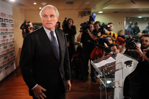 MADRID, SPAIN - JANUARY 16:   Real Madrid's President Ramon Calderon announces his resignation to the press at the Santiago Bernabeu stadium on January 16, 2009 in Madrid, Spain.  (Photo by Denis Doyle/Getty Images)