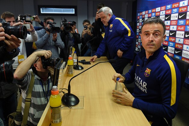 Barcelona's coach Luis Enrique (R) arrives to a press conference at the Sports Center FC Barcelona Joan Gamper in Sant Joan Despi, near Barcelona on April 1, 2016 on the eve their Spanish League football match 'El Clasico' FC Barcelona vs Real Madrid.  / AFP / LLUIS GENE        (Photo credit should read LLUIS GENE/AFP/Getty Images)