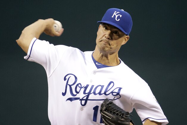 Kansas City Royals starting pitcher Jeremy Guthrie throws during the first inning of a baseball game against the Seattle Mariners, Tuesday, Sept. 22, 2015, in Kansas City, Mo. (AP Photo/Charlie Riedel)