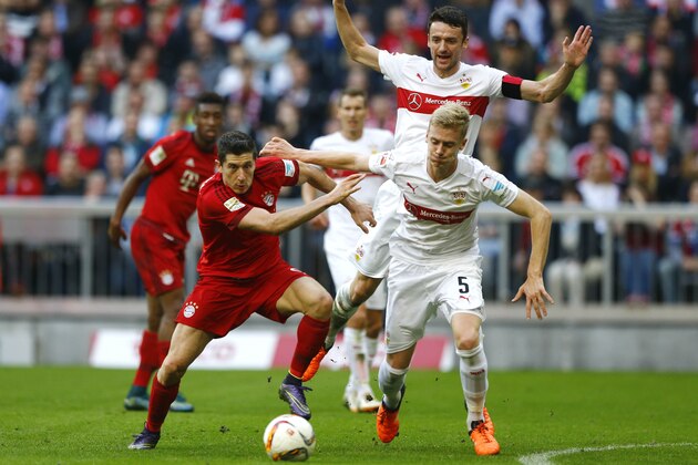 Bayern's Robert Lewandowski, left, Stuttgart's Timo Baumgartl, right, and Stuttgart's Christian Gentner challenge for the ball during the German Bundesliga soccer match between FC Bayern Munich and VfB Stuttgart in Munich, Germany, Saturday, Nov. 7, 2015. (AP Photo/Matthias Schrader)