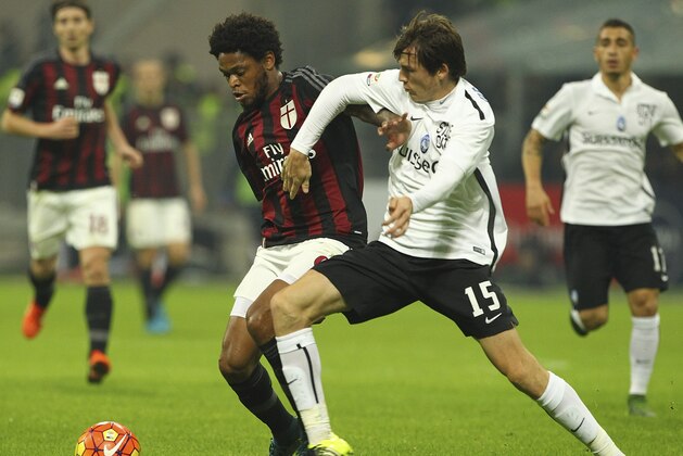MILAN, ITALY - NOVEMBER 07:  Luiz Adriano of AC Milan competes for the ball with Marten De Roon of Atalanta BC during the Serie A match between AC Milan and Atalanta BC at Stadio Giuseppe Meazza on November 7, 2015 in Milan, Italy.  (Photo by Marco Luzzani/Getty Images)