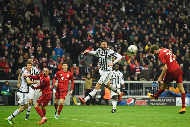 Bayern Munich's midfielder Thomas Mueller (R) scores the 2-2 goal during the UEFA Champions League, Round of 16, second leg football match FC Bayern Munich v Juventus in Munich, southern Germany on March 16, 2016. / AFP / ODD ANDERSEN        (Photo credit should read ODD ANDERSEN/AFP/Getty Images)