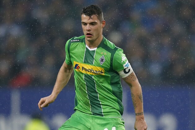 HAMBURG, GERMANY - FEBRUARY 14:  Granit Xhaka of Moenchengladbach runs with the ball during the Bundesliga match between Hamburger SV and Borussia Moenchengladbach at Volksparkstadion on February 14, 2016 in Hamburg, Germany.  (Photo by Boris Streubel/Getty Images)