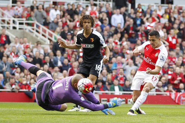 Arsenal's Chilean striker Alexis Sanchez (R) scores past Watford's Brazilian goalkeeper Heurelho Gomes during the English Premier League football match between Arsenal and Watford at the Emirates Stadium in London on April 2, 2016.  / AFP / Ian Kington / RESTRICTED TO EDITORIAL USE. No use with unauthorized audio, video, data, fixture lists, club/league logos or 'live' services. Online in-match use limited to 75 images, no video emulation. No use in betting, games or single club/league/player publications.  /         (Photo credit should read IAN KINGTON/AFP/Getty Images)