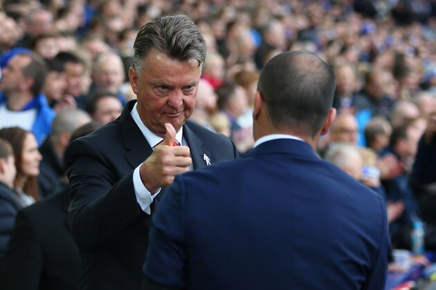 LIVERPOOL, ENGLAND - OCTOBER 17:  Louis van Gaal Manager of Manchester United and Roberto Martinez Manager of Everton greet prior to the Barclays Premier League match between Everton and Manchester United at Goodison Park on October 17, 2015 in Liverpool, England.  (Photo by Clive Brunskill/Getty Images)