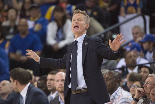 March 23, 2016; Oakland, CA, USA; Golden State Warriors head coach Steve Kerr instructs against the Los Angeles Clippers during the third quarter at Oracle Arena. The Warriors defeated the Clippers 114-98. Mandatory Credit: Kyle Terada-USA TODAY Sports
