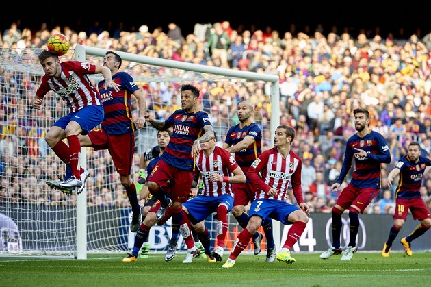 BARCELONA, SPAIN - JANUARY 30:  Sergio Busquets of Barcelona competes for the ball with Saul Niguez (L) of Atletico de Madrid during the La Liga match between FC Barcelona and Atletico de Madrid at Camp Nou on January 30, 2016 in Barcelona, Spain.  (Photo by Manuel Queimadelos Alonso/Getty Images)