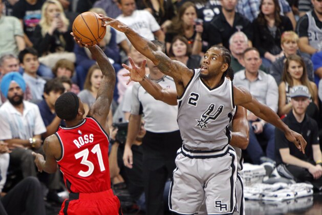 Kawhi Leonard, de los Spurs de San Antonio, bloquea un disparo de Terrence Ross, de los Raptors de Toronto, durante el encuentro disputado el sábado 2 de abril de 2016 (AP foto/Michael Thomas)