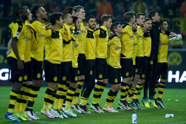 Dortmund's players celebrate after the German Bundesliga first division football match between Borussia Dortmund and Werder Bremen in Dortmund, western Germany, on April 2, 2016.
Dortmund won the match 3-2. / AFP / PATRIK STOLLARZ / RESTRICTIONS: DURING MATCH TIME: DFL RULES TO LIMIT THE ONLINE USAGE TO 15 PICTURES PER MATCH AND FORBID IMAGE SEQUENCES TO SIMULATE VIDEO. == RESTRICTED TO EDITORIAL USE == FOR FURTHER QUERIES PLEASE CONTACT DFL DIRECTLY AT + 49 69 650050
        (Photo credit should read PATRIK STOLLARZ/AFP/Getty Images)
