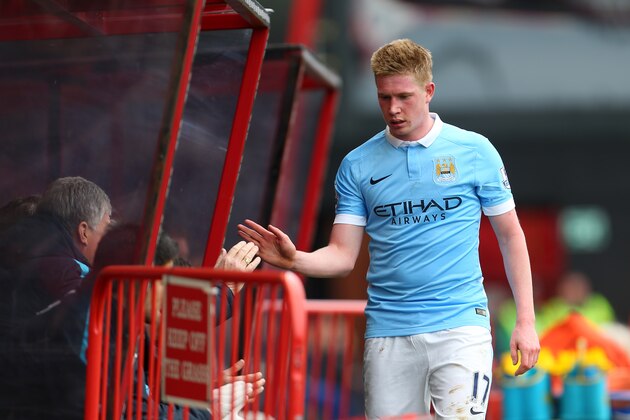 BOURNEMOUTH, ENGLAND - APRIL 02:  Kevin De Bruyne of Manchester City high fives the bench as he is substituted during the Barclays Premier League match between AFC Bournemouth and Manchester City at Vitality Stadium on April 2, 2016 in Bournemouth, England.  (Photo by Catherine Ivill - AMA/Getty Images)