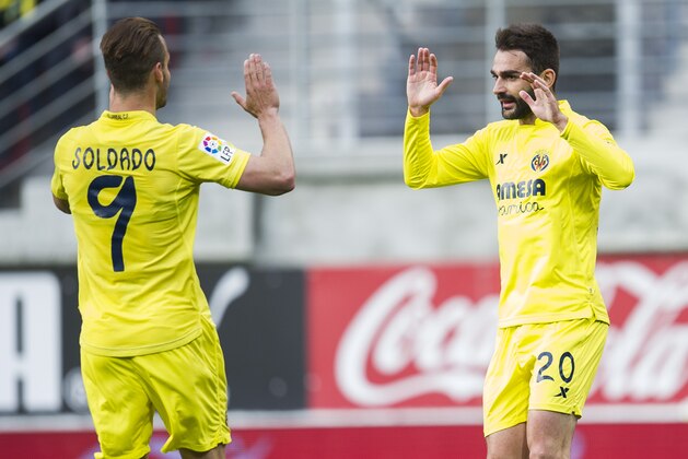 EIBAR, SPAIN - APRIL 03: Adrian Lopez of Villarreal CF celebrates with his teammate Roberto Soldado of Villarreal CF after scoring the opening goal during the La Liga match between SD Eibar and Villarreal CF at Ipurua Municipal Stadium on April 3, 2016 in Eibar, Spain.  (Photo by Juan Manuel Serrano Arce/Getty Images)