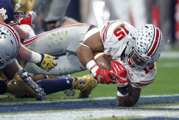 Ohio State running back Ezekiel Elliott (15) scores a touchdown against Notre Dame  during the first half of the Fiesta Bowl NCAA College football game, Friday, Jan. 1, 2016, in Glendale, Ariz.  (AP Photo/Ross D. Franklin)