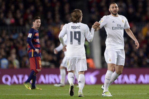 Real Madrid's French forward Karim Benzema (R) celebrates a goal with Real Madrid's Croatian midfielder Luka Modric (C)during the Spanish league 'Clasico' football match FC Barcelona vs Real Madrid CF at the Camp Nou stadium in Barcelona on April 2, 2016. / AFP / JOSEP LAGO        (Photo credit should read JOSEP LAGO/AFP/Getty Images)