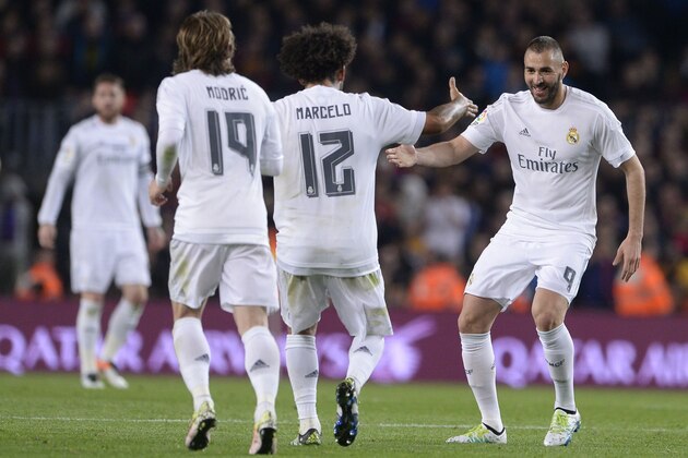 Real Madrid's French forward Karim Benzema (R) celebrate after scoring during the Spanish league 'Clasico' football match FC Barcelona vs Real Madrid CF at the Camp Nou stadium in Barcelona on April 2, 2016. / AFP / JOSEP LAGO        (Photo credit should read JOSEP LAGO/AFP/Getty Images)