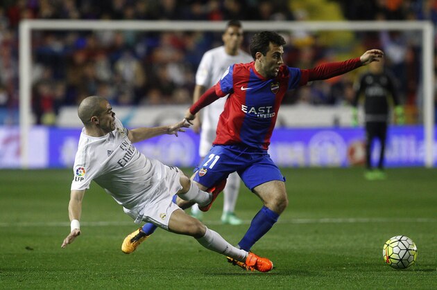 Real Madrid's Portuguese defender Pepe (L) vies with Levante's Italian forward Giuseppe Rossi during the Spanish league football match Levante UD vs Real Madrid CF at the Ciutat de Valencia stadium in Valencia on March 2, 2016. / AFP / JOSE JORDAN        (Photo credit should read JOSE JORDAN/AFP/Getty Images)