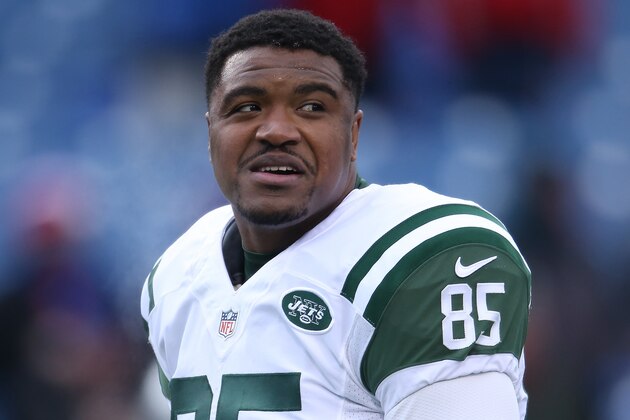ORCHARD PARK, NY - JANUARY 3: Jeff Cumberland #85 of the New York Jets warms up before playing against the Buffalo Bills during NFL game action at Ralph Wilson Stadium on January 3, 2016 in Orchard Park, New York. (Photo by Tom Szczerbowski/Getty Images)