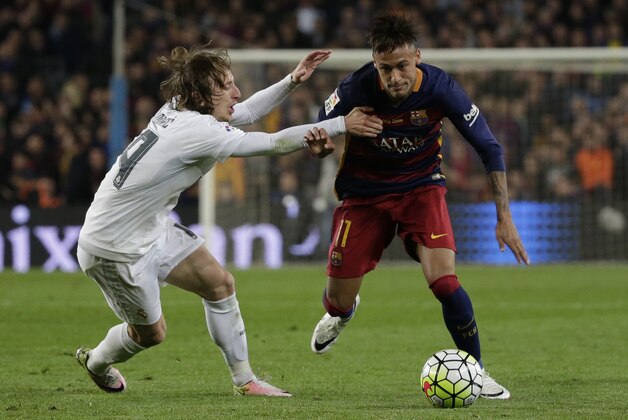 Real Madrid's Luka Modric, left, tries to stop Barcelona's Neymar during a Spanish La Liga soccer match between Barcelona and Real Madrid, dubbed 'el clasico', at the Camp Nou stadium in Barcelona, Spain, Saturday, April 2, 2016. (AP Photo/Emilio Morenatti)